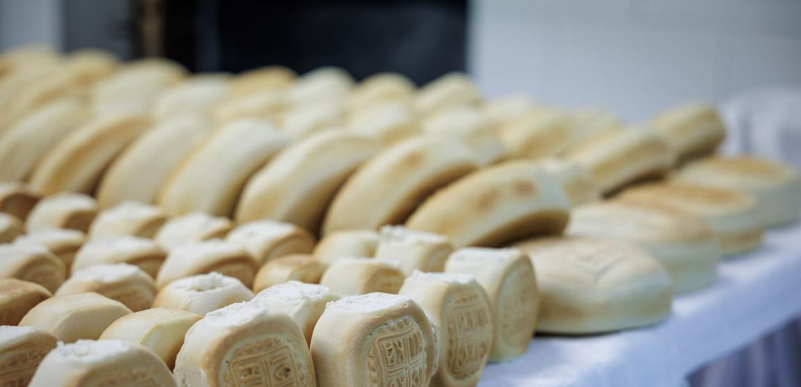 (Fotoreportaj) Un pumn de făină și o fărâmă de Rai: Am fost să vedem cum se fac prescurile la subsolul Catedralei din Iași