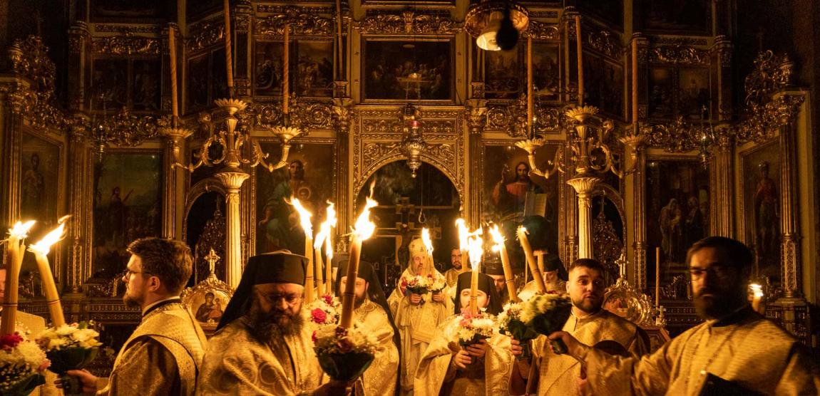 O mare de Lumină, o bucurie imensă, un singur glas: „Hristos a înviat!”| Praznicul Învierii Domnului, la Iași