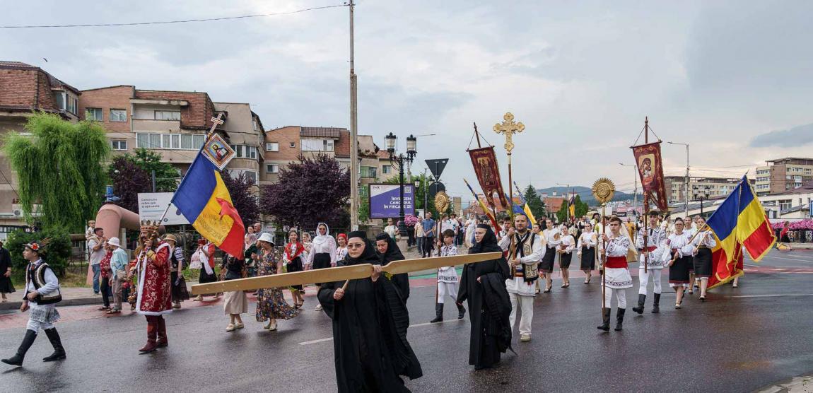 (Foto) Procesiune cu moaștele Sfântului Cuvios Cleopa de la Sihăstria la hramul orașului Piatra Neamț
