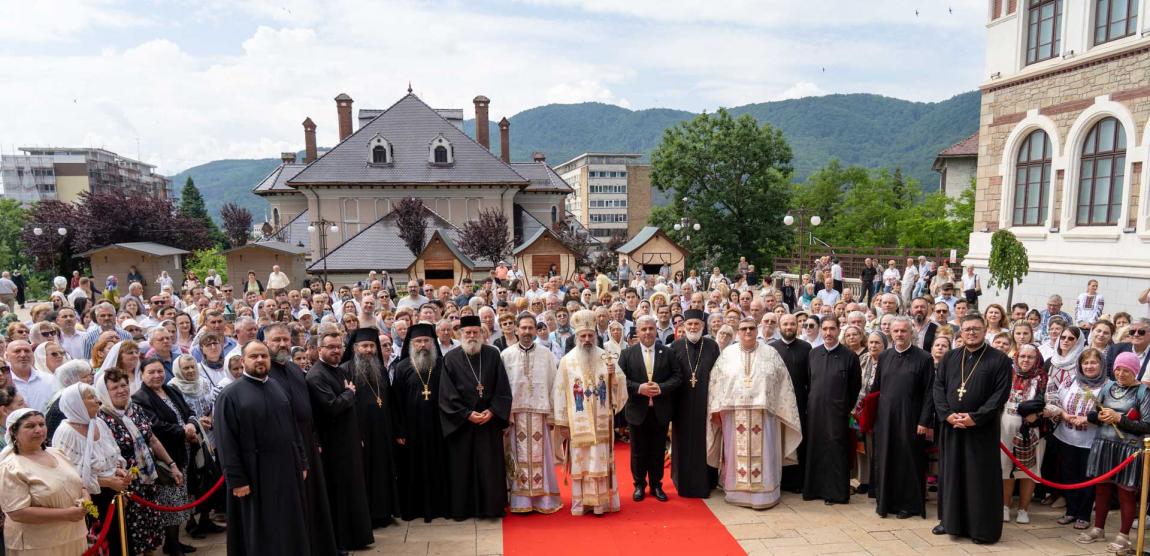 Părintele Mitropolit Teofan, la hramul orașului Piatra Neamț: „Să ne dăruiască Domnul binecuvântarea Lui, să fim îmbrăcați în armele luminii, în Iisus Hristos”