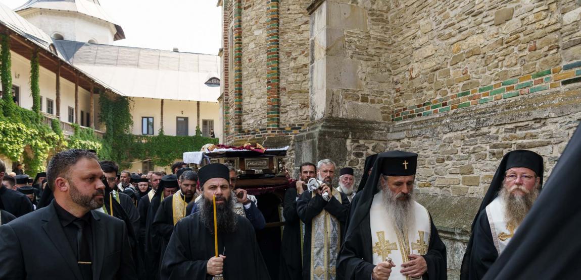 Emilian Arhiereul a fost înmormântat la Mănăstirea Neamț: „El rămâne prezent între pământeni prin faptele sale de iubire milostivă și smerită, de ajutorare a semenilor în nevoi și în necazuri”