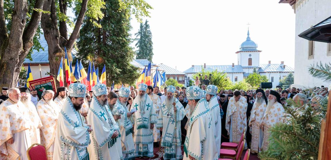 Sfânta Liturghie cu ocazia proclamării canonizării Sfintelor Cuvioase Nazaria, Olimpiada și Elisabeta (Safta) Brâncoveanu de la Văratec