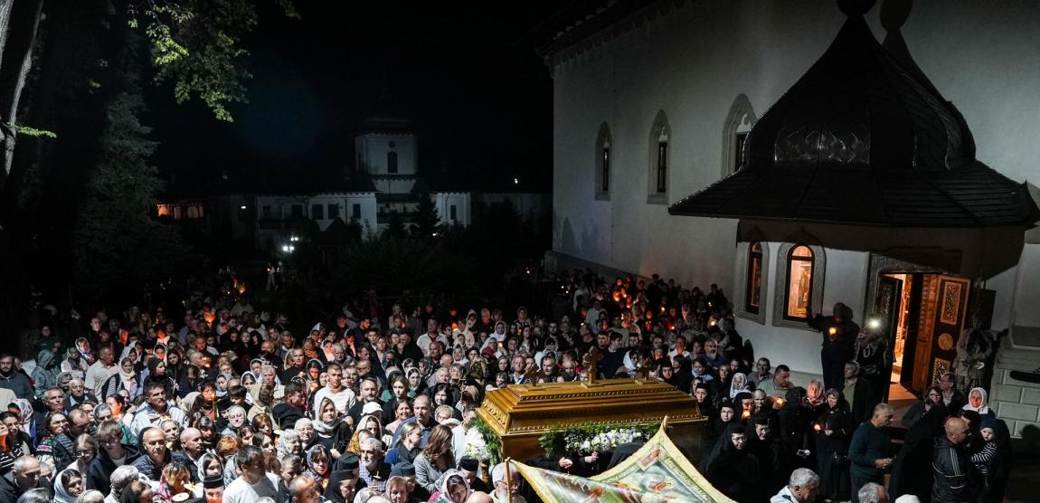 „Nu lipsi, Stăpâna noastră, privind spre noi” – procesiunea cu Epitaful Maicii Domnului la Mănăstirea Văratec