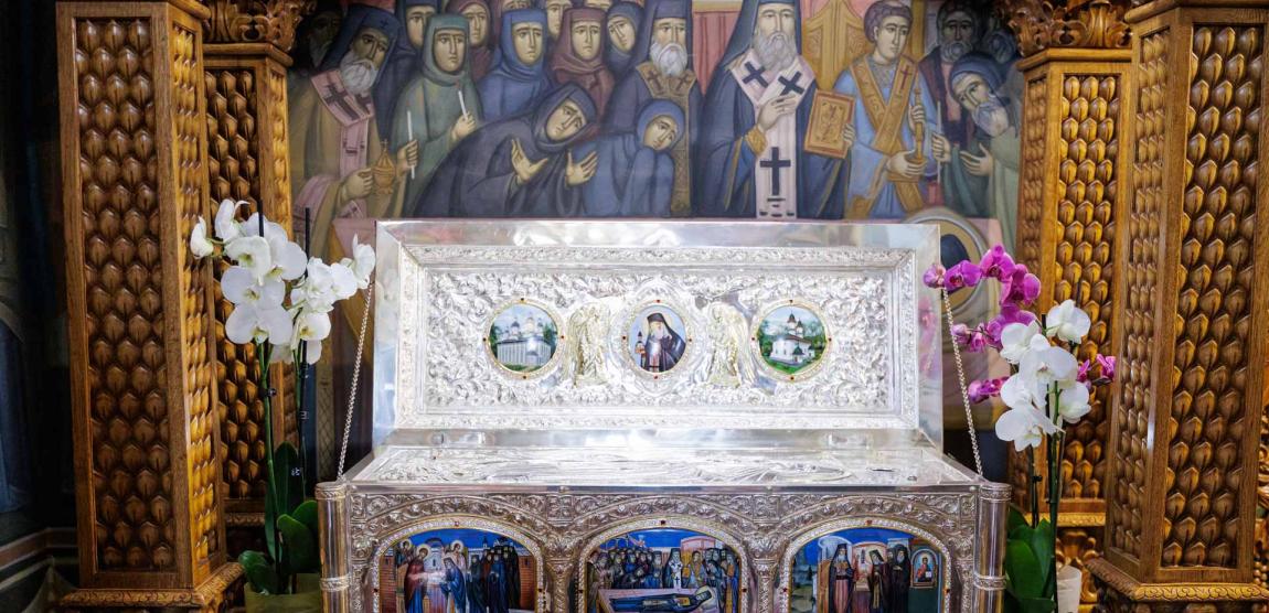 Racla cu moaștele Sfântului Cuvios Iosif de la Văratec