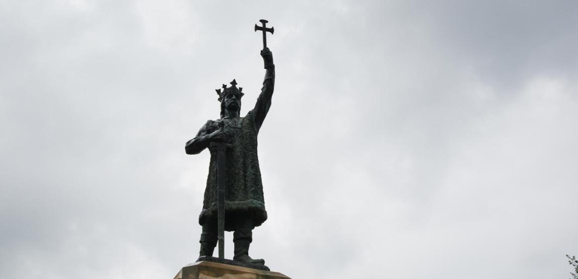 Statuia lui Ștefan cel Mare cu Sfânta Cruce