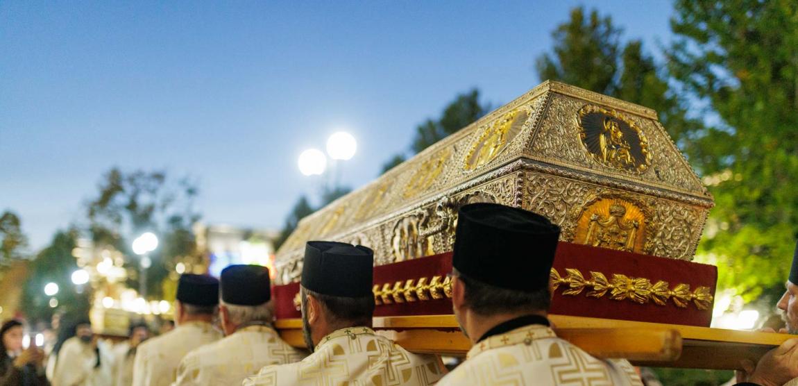 Procesiunea scoaterii spre închinare a moaștelor Sfintei Cuvioase Parascheva