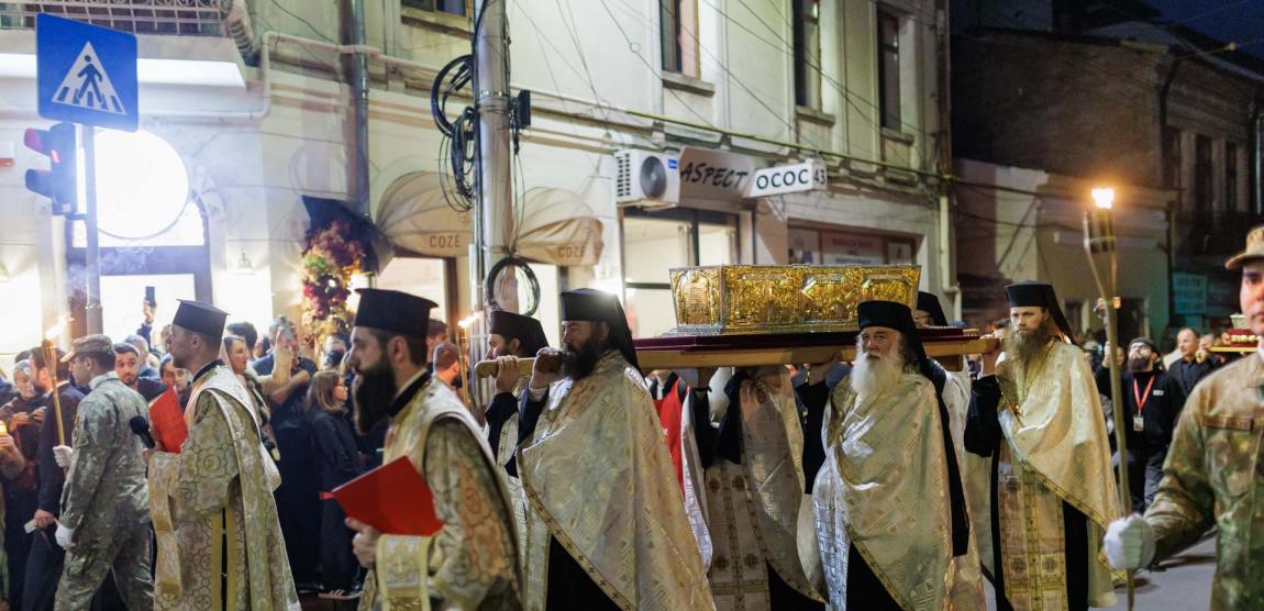 Mii de suflete, în rugăciune, pe cale cu sfinții. Sfânta Parascheva și Sfântul Paisie au binecuvântat Capitala Moldovei