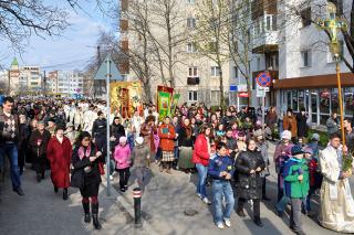 Pelerinaj pe străzile oraşelor cu ramuri de salcie şi colinde de Florii