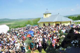 Credincioşi din toată zona Moldovei, la sărbătoarea comunei Ţibana