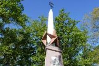 Crucea ortodoxă sau steagul roşu – ce este mai potrivit pentru comemorarea soldaţilor sovietici?