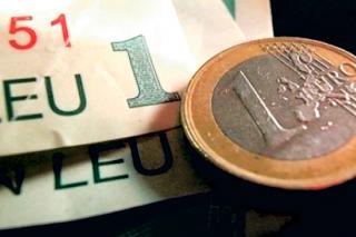 Leul continuă să se deprecieze