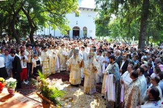 Biserica din Dumbrava a îmbrăcat haina nouă a resfinţirii