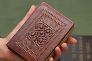 O Evanghelie din secolul VII a Sfântului Cuthbert a fost cumpărată de British Library de la iezuiți
