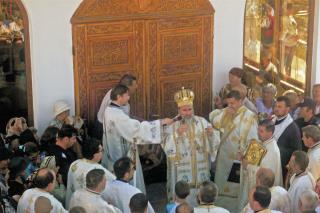 La Molid şi Româneşti două biserici au primit haine binecuvântate