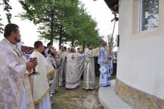 Peste o mie de credincioşi la sfinţirea bisericii parohiei Racovăţ