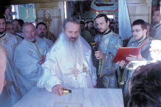 IPS Teofan a târnosit Biserica „Izvorul Tămăduirii“ din Stânca – Comarna