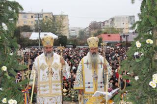 Doi ierarhi au sfinţit Biserica „Sfântul Dimitrie“ din Roman