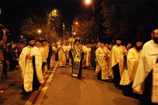 Pelerinii înveşmântează în rugăciune cetatea Sfintei Parascheva (2009)
