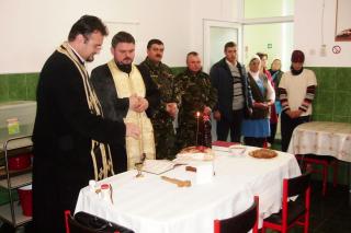 Bătrânii de la Centrul medico-social Bivolari, vizitaţi de militarii ieşeni
