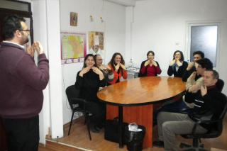 Cursuri pentru deprinderea limbajului mimico-gestual, la Iaşi