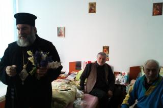 PS Ioachim Băcăuanul, alături de bătrânii Centrului rezidenţial Hârja