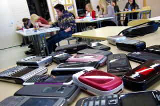 Ce facem cu telefonul mobil la școală?