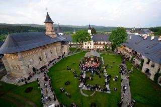 Slujba Privegherii la hramul Mănăstirii Neamţ