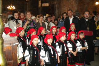 Corul micilor creştini de la Grădiniţa „Sfântul Ioan cel Nou“ din Suceava, în recital