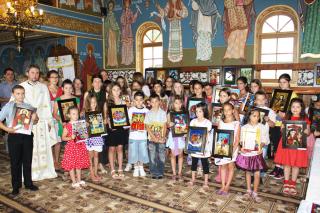 Tabără de creaţie de pictură - icoană pe sticlă în parohia Izvoare