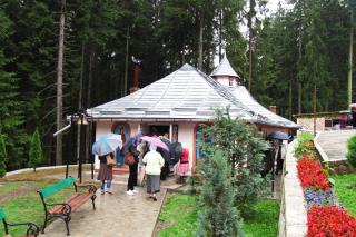 Doi ierarhi au sfinţit pictura paraclisului Mănăstirii Sihăstria Rarăului