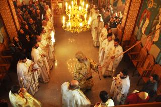 „Niciodată nu am văzut în curtea bisericii atâţia oameni“