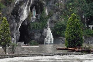 Sanctuarul catolic de la Lourdes grav avariat de inundaţie