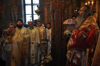 Liturghie arhierească în parohia „Sfântul Ierarh Nicolae“ din Podu Iloaiei