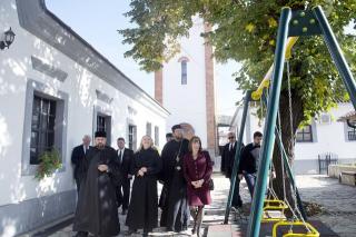 Hilary Clinton vizitează o Biserică ortodoxă în Kosovo