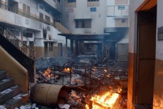 Mulţimea extremistă incendiază o şcoală de fete din Lahore