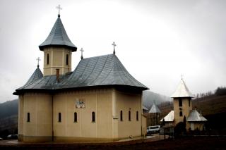 IPS Teofan, prezent la hramul Mănăstirii Peştera din judeţul Neamţ