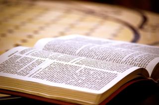 „Obiceiul european presupunea ca Biblia să fie citită seara în familie”