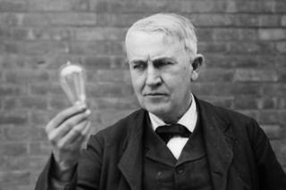 Edison: „Fiecare încercare greșită mă aruncă cu încă un pas înainte”