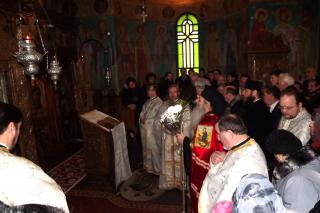 Liturghie arhierească la parohia „Adormirea Maicii Domnului“ din Paşcani