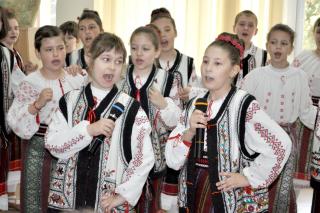 Copiii de la „Opincuţa“ duc mai departe tradiţiile strămoşeşti