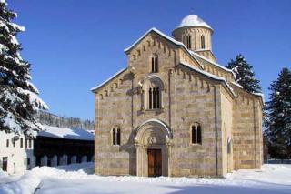 Mănăstirea Decani asediată de extremiştii albanezi