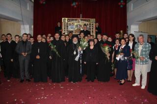 O nouă promoţie de absolvenţi ai Liceului Teologic "Episcop Melchisedec" din Roman
