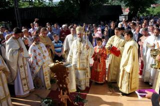 Biserica parohiei Berzunţi a primit veşmântul resfinţirii