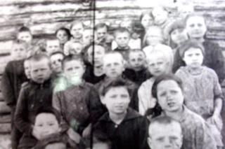 Copii basarabeni în Siberia. Fotografie din 1949, Arhiva Muzeului de Istorie din Chişinău