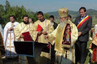 Biserica parohiei Şaru Bucovinei a primit veşmântul resfinţirii