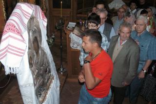 Icoana Maicii Domnului de la Mănăstirea Neamţ, în mijlocul credincioşilor băcăuani