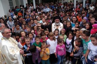 Binecuvântare arhierească pentru sute de copii băcăuani