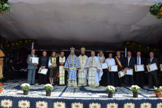 Doi ierarhi la sfinţirea bisericii din Pomârla 2, Dorohoi