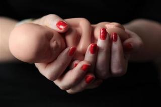 Între libertate şi compromis: „În timp ce prietenul meu se pregătea de nuntă, iar părinţii mei nu ştiau că sunt însărcinată, am mers să fac avort”