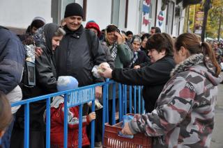 Daruri pentru pelerinii care aşteaptă la rândul Cuvioasei